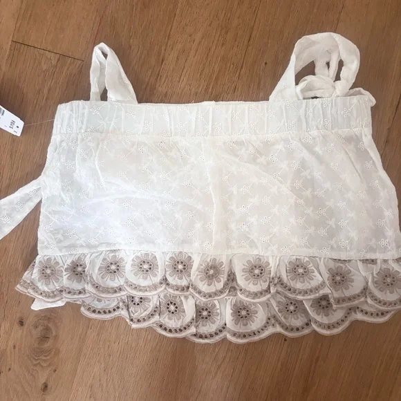 ILLA ILLA White Floral Lace skirt. NWT - Picture 2 of 4